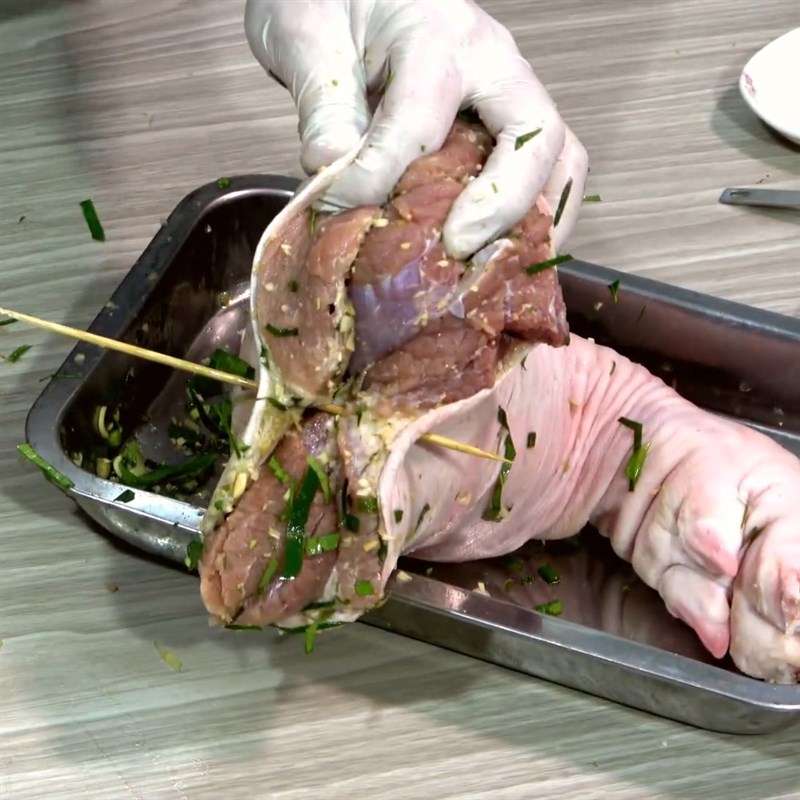 Bước 4 Nhồi lá mắc mật và buộc chân giò Giò heo nướng lá mắc mật