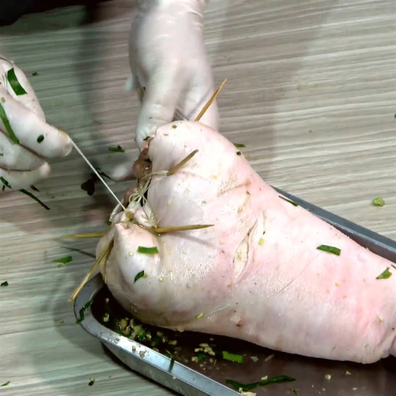 Bước 4 Nhồi lá mắc mật và buộc chân giò Giò heo nướng lá mắc mật