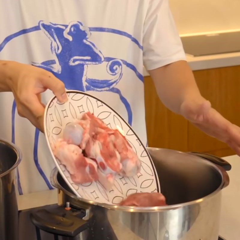Bước 3 Ninh xương Bún ngan măng khô