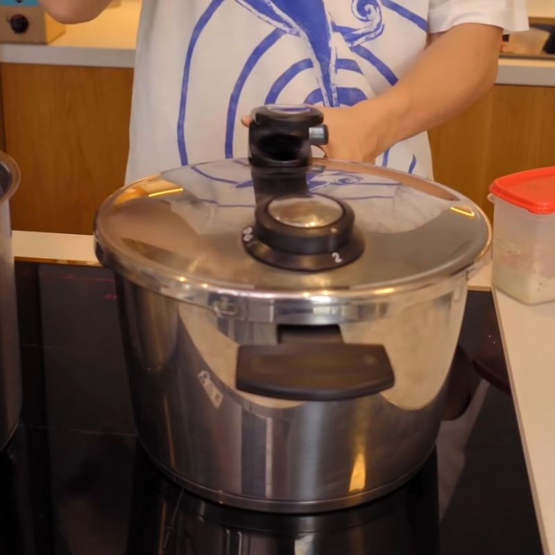 Bước 3 Ninh xương Bún ngan măng khô