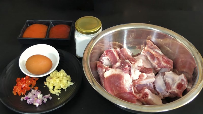 Nguyên liệu món ăn sườn rim mật ong, chua ngọt và lá chanh