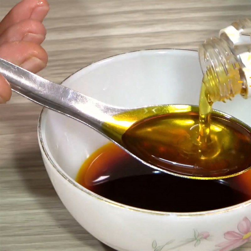 Bước 2 Pha hỗn hợp nước màu Giò heo nướng lá mắc mật