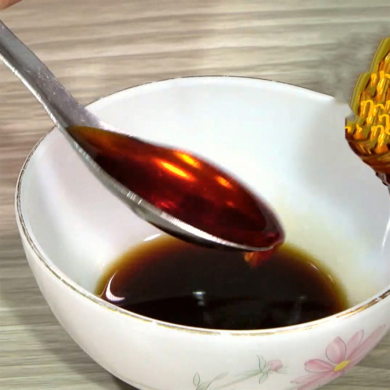 Bước 2 Pha hỗn hợp nước màu Giò heo nướng lá mắc mật