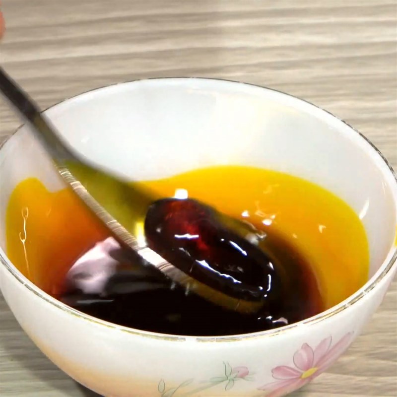 Bước 2 Pha hỗn hợp nước màu Giò heo nướng lá mắc mật
