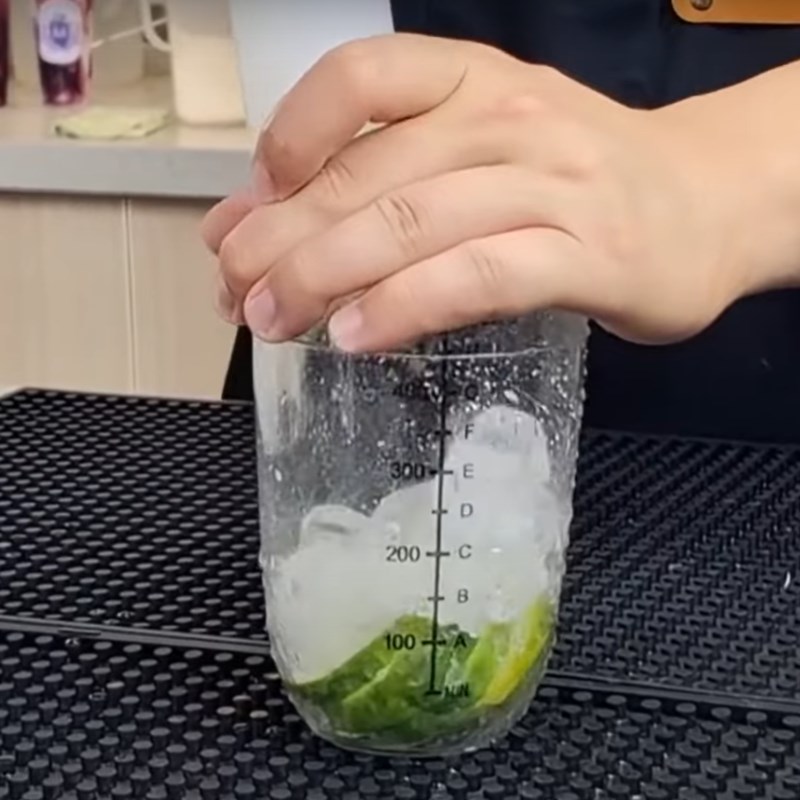 Bước 2 Pha trà chanh giã tay ly 500ml Trà chanh giã tay