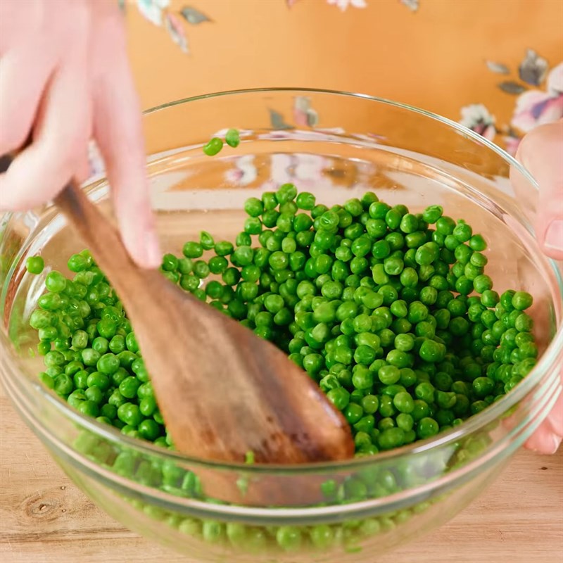 Bước 1 Rã đông đậu Salad đậu hà lan phô mai thịt xông khói