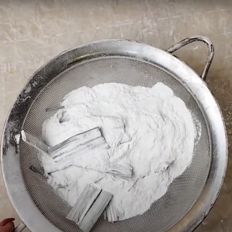 Bước 2 Rang bột áo Bánh hồng bằng lò vi sóng