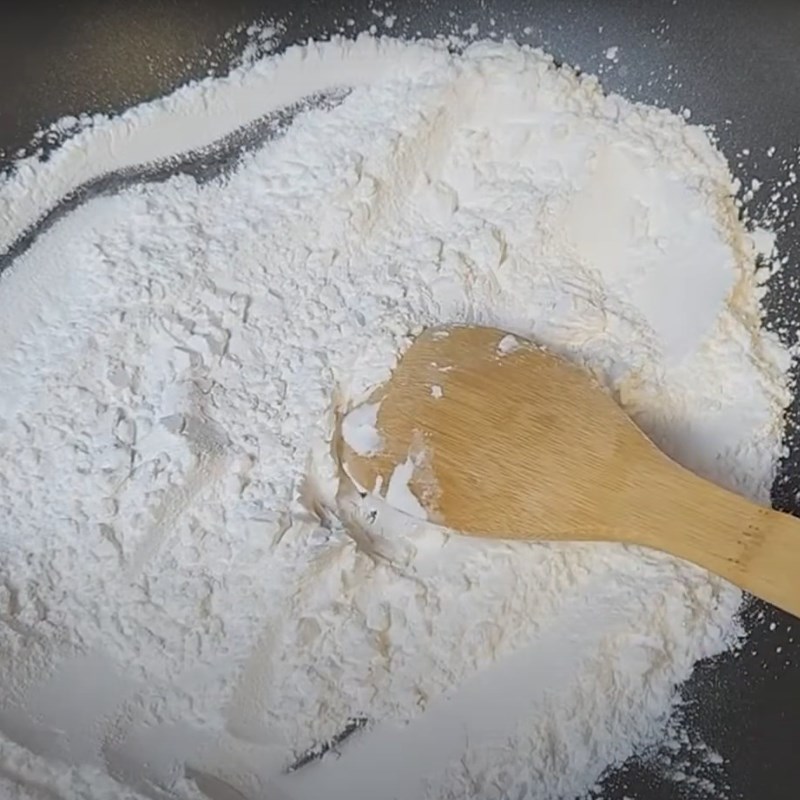 Bước 2 Rang bột áo Bánh hồng bằng lò vi sóng