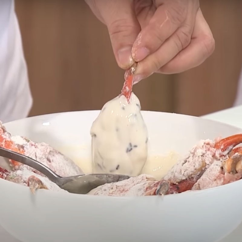 Bước 4 Rang càng cua Càng cua rang mè sốt mayo