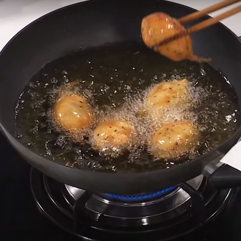 Bước 4 Rang càng cua Càng cua rang mè sốt mayo