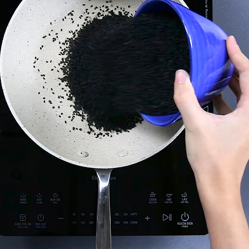 Bước 1 Rang và xay mè Sữa mè đen