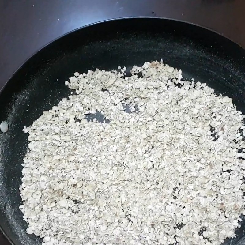 Bước 1 Rang yến mạch Sinh tố chuối ca cao yến mạch hạnh nhân