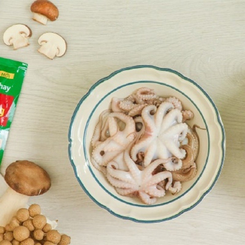 Bước 1 Sơ chế nguyên liệu Lẩu bạch tuộc nấu nấm