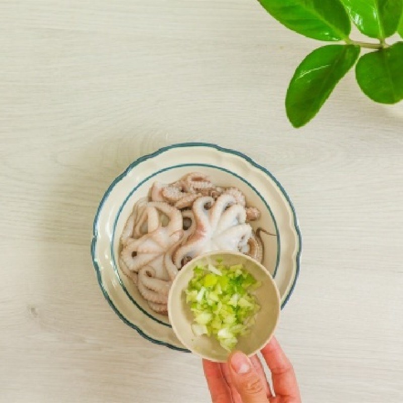 Bước 2 Ướp bạch tuộc Lẩu bạch tuộc nấu nấm