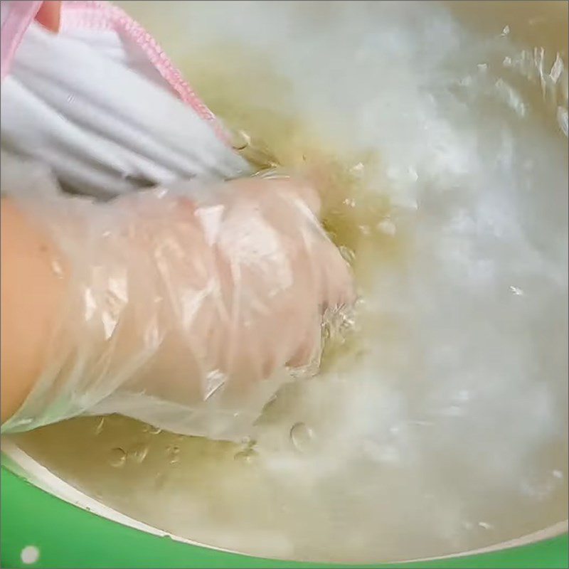 Bước 3 Rửa bột lá găng với nước vôi trong Thạch găng bằng bột lá găng