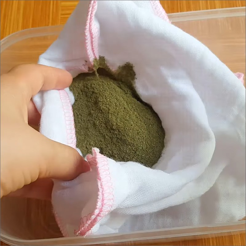 Bước 2 Rửa sơ bột lá găng Thạch găng bằng bột lá găng