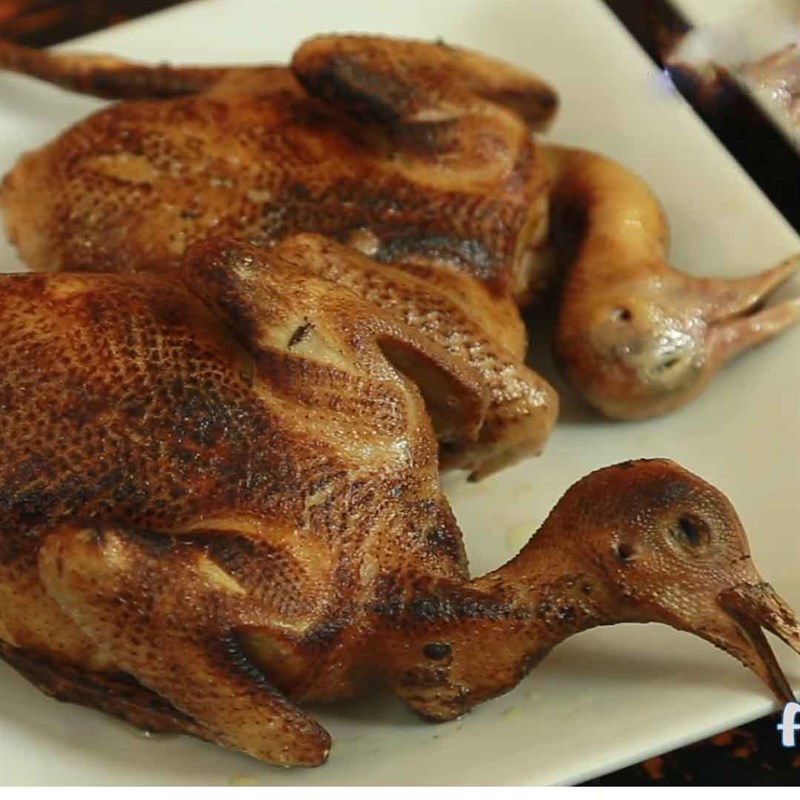 Bước 1 Sơ chế bồ câu Bồ câu hầm bí đỏ