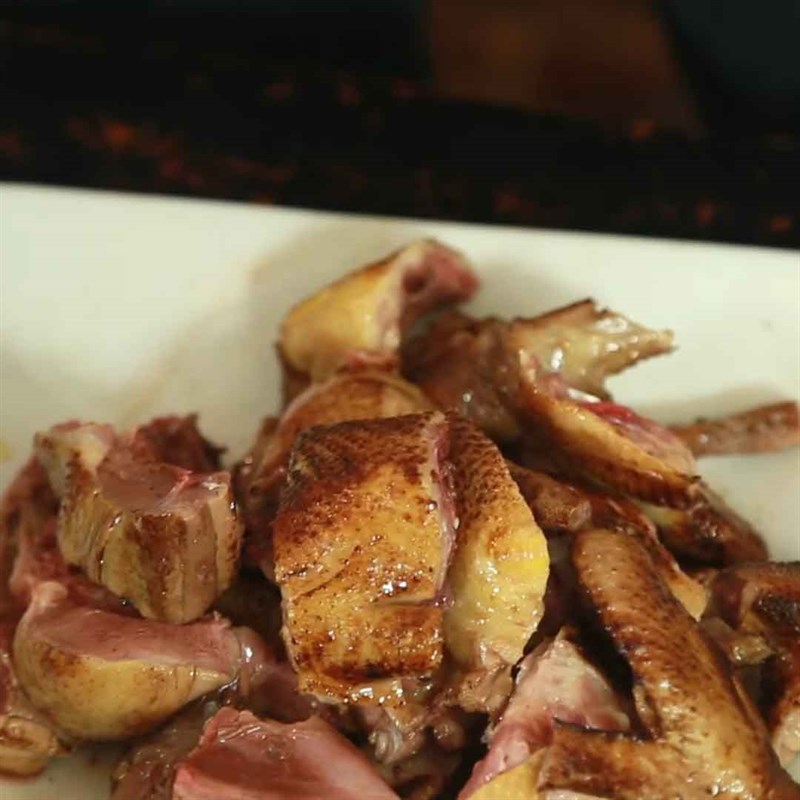 Bước 1 Sơ chế bồ câu Bồ câu hầm bí đỏ