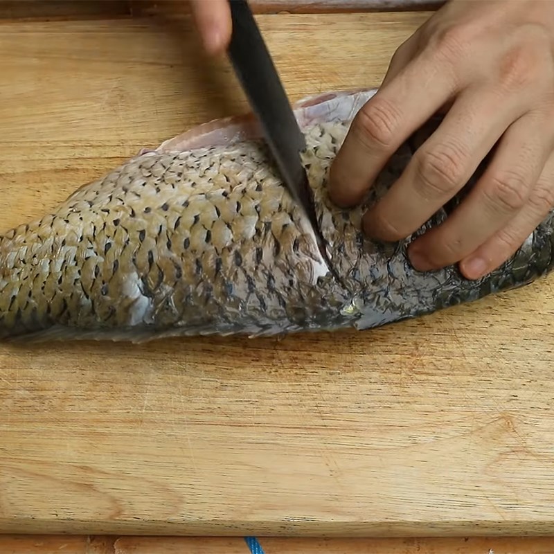 Bước 1 Sơ chế cá chép Lẩu cá chép om dưa