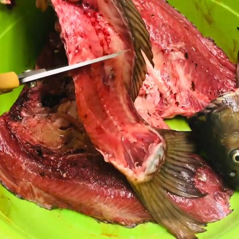 Bước 1 Sơ chế cá chép Lẩu cá chép giòn măng chua