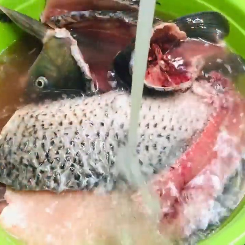 Bước 1 Sơ chế cá chép Lẩu cá chép giòn măng chua