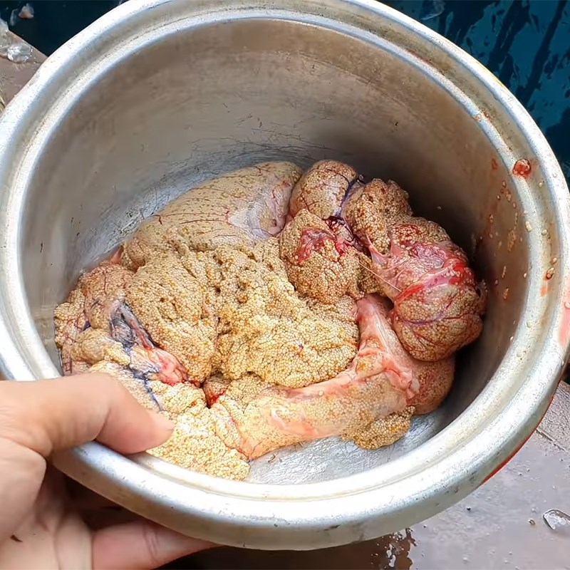 Bước 1 Sơ chế cá chép Lẩu cá chép om dưa