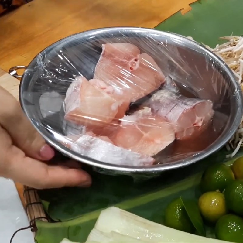 Bước 1 Sơ chế cá dứa Lẩu cá dứa măng chua