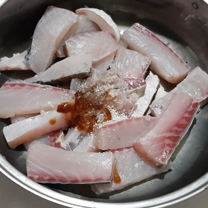 Bước 1 Sơ chế cá trắm Cá trắm chiên xù