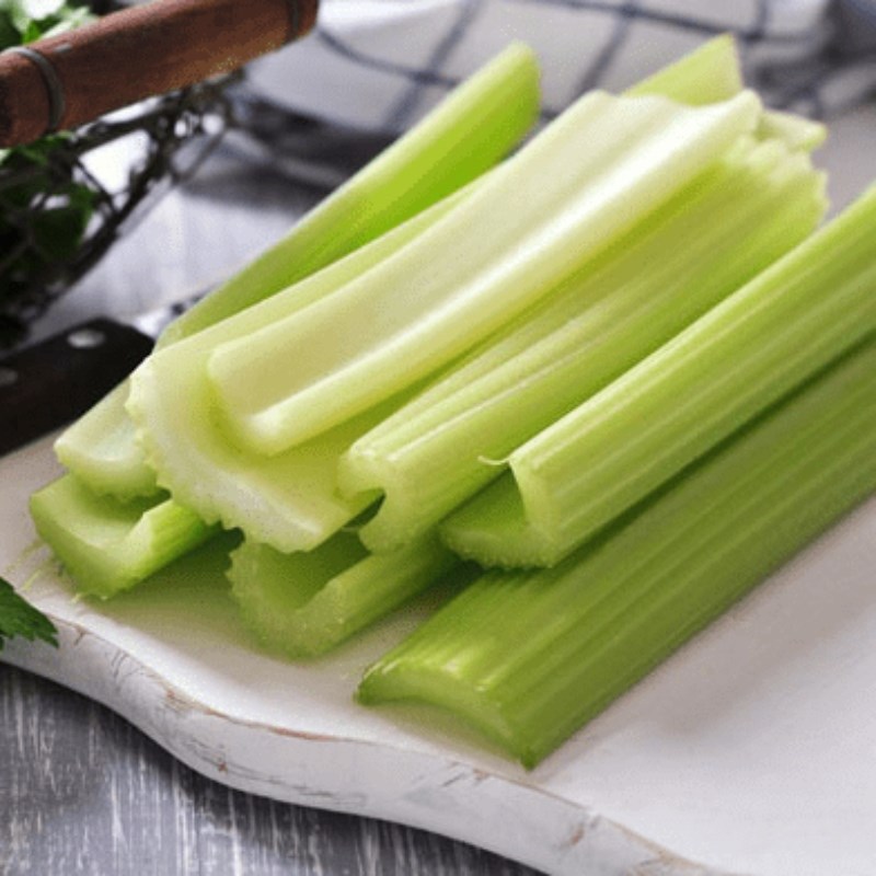 Bước 3 Sơ chế các nguyên liệu còn lại Salad tôm cần tây sốt mayonnaise