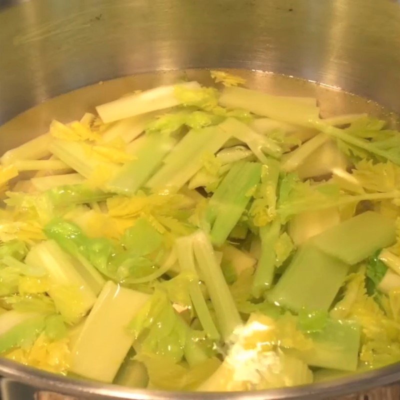 Bước 2 Sơ chế các nguyên liệu còn lại Salad tôm cần tây sốt dầu mè
