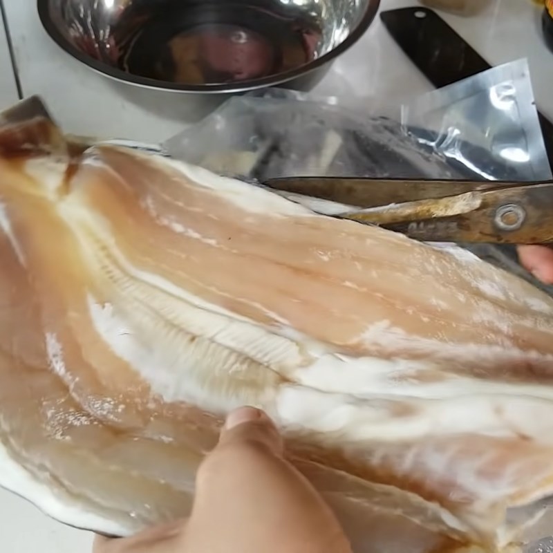 Bước 2 Sơ chế các nguyên liệu khác Canh chua khô cá dứa chuối bào