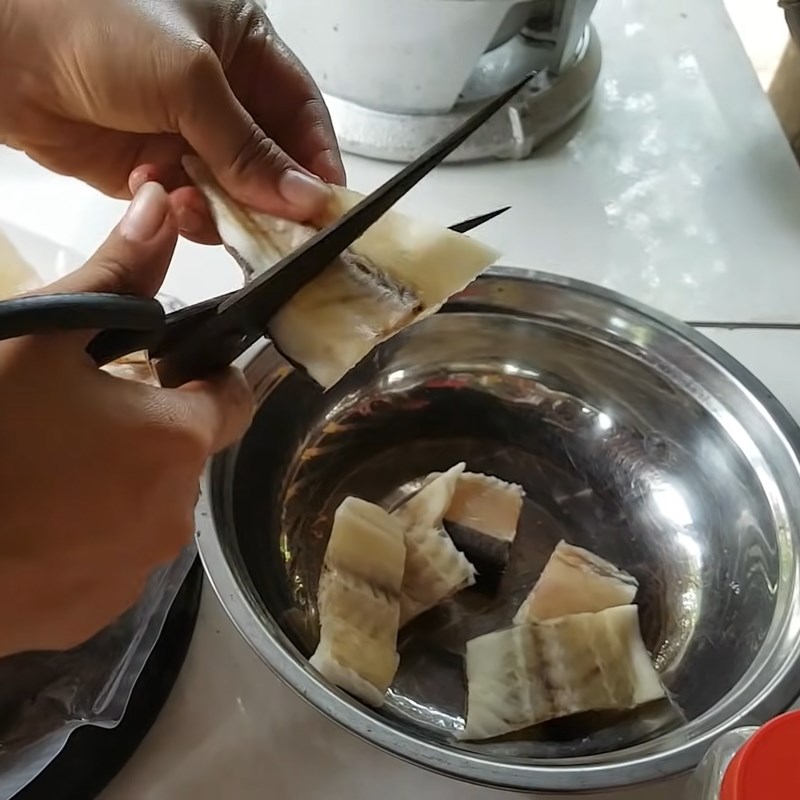 Bước 2 Sơ chế các nguyên liệu khác Canh chua khô cá dứa chuối bào