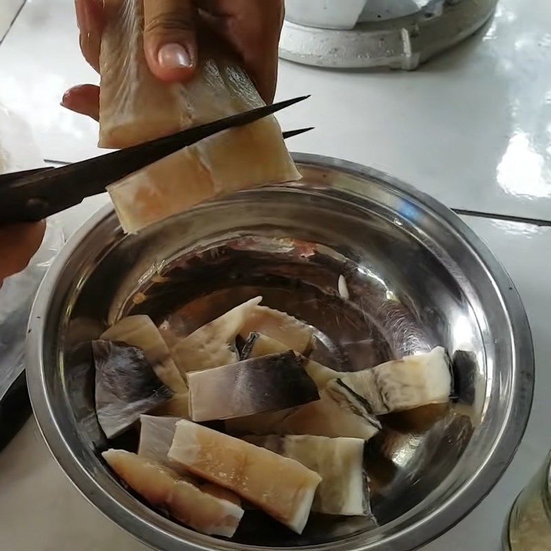 Bước 2 Sơ chế các nguyên liệu khác Canh chua khô cá dứa chuối bào