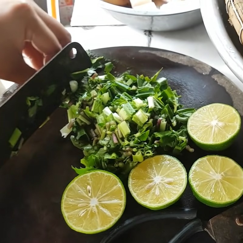 Bước 2 Sơ chế các nguyên liệu khác Canh chua khô cá dứa chuối bào