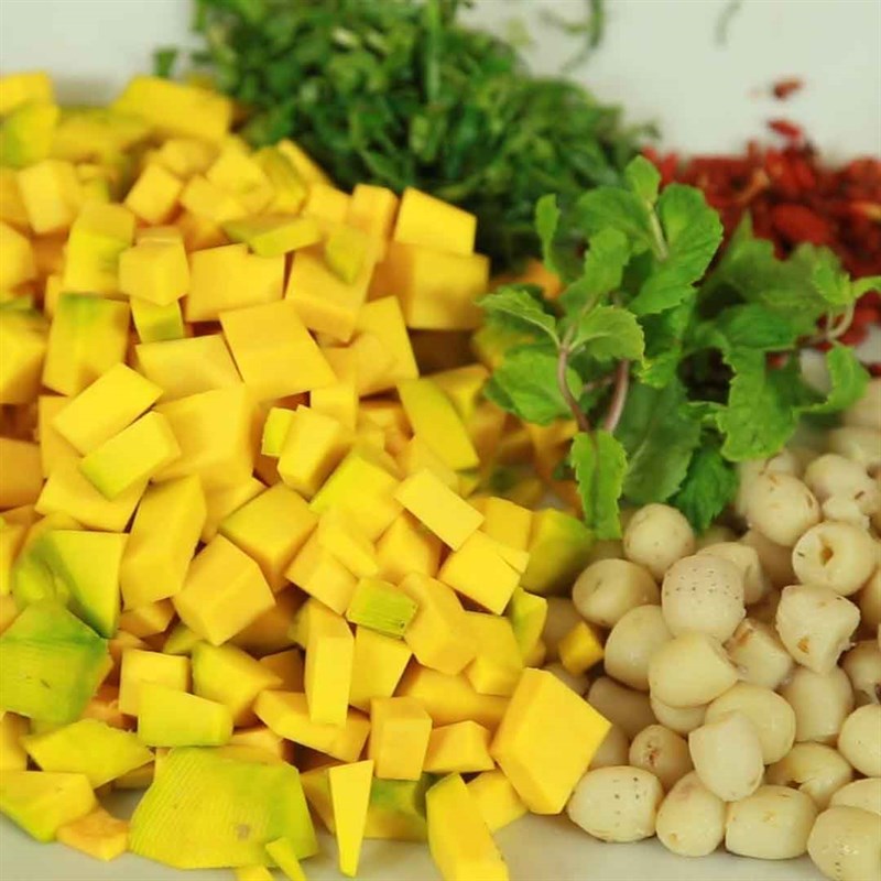 Bước 2 Sơ chế các nguyên liệu khác Bồ câu hầm bí đỏ