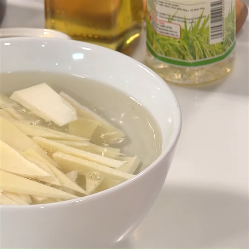 Bước 2 Sơ chế các nguyên liệu khác Củ hũ dừa xào thịt ba chỉ