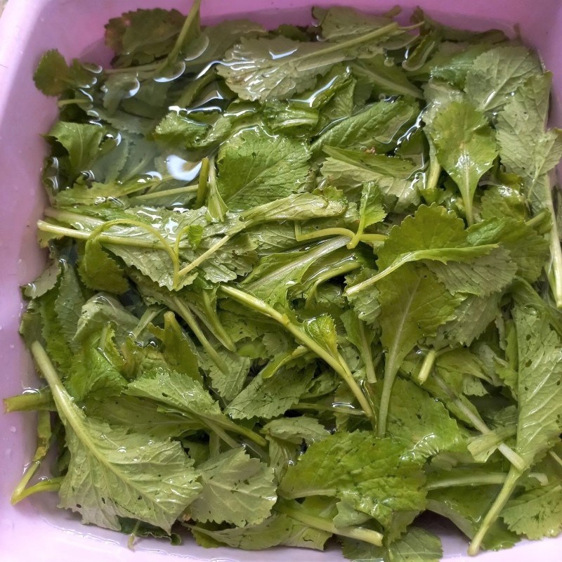 Bước 2 Sơ chế các nguyên liệu khác Canh cải bẹ xanh nấu tôm khô