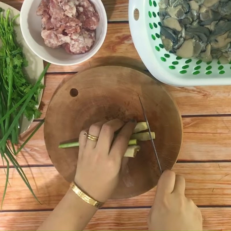 Bước 2 Sơ chế các nguyên liệu khác Cháo hàu thịt băm