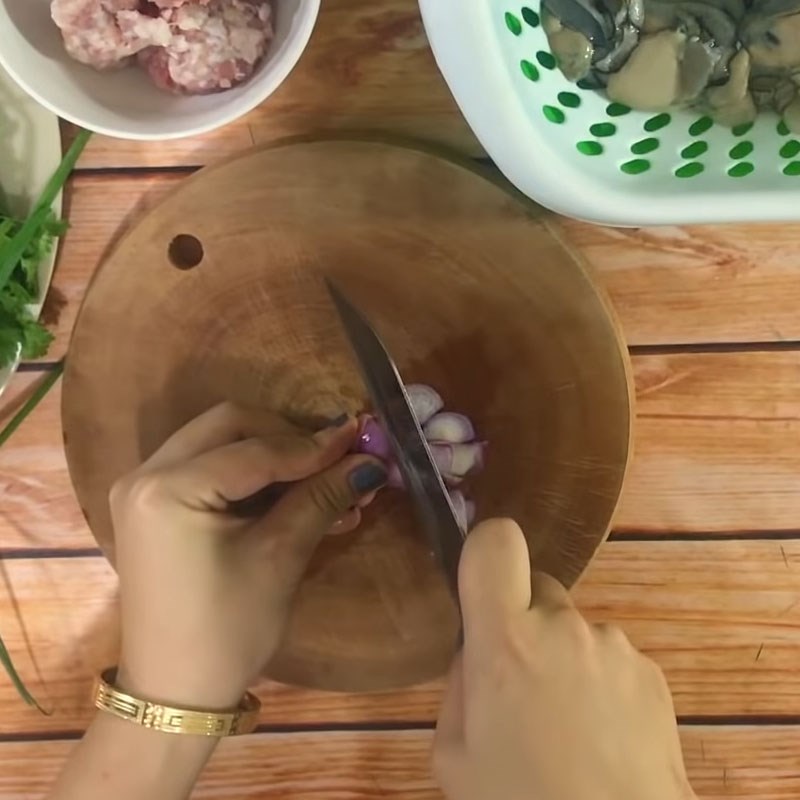 Bước 2 Sơ chế các nguyên liệu khác Cháo hàu thịt băm