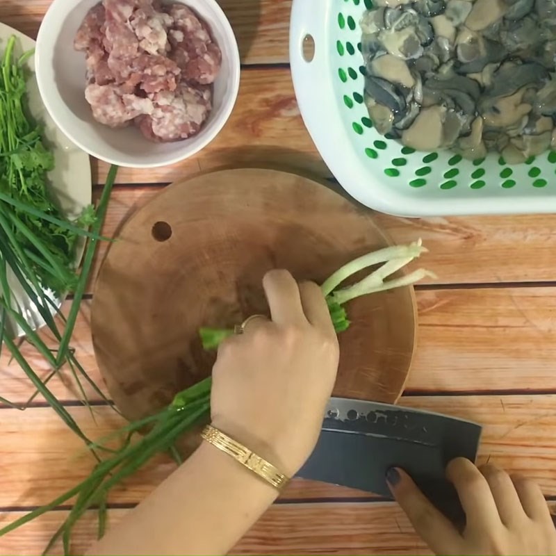 Bước 2 Sơ chế các nguyên liệu khác Cháo hàu thịt băm