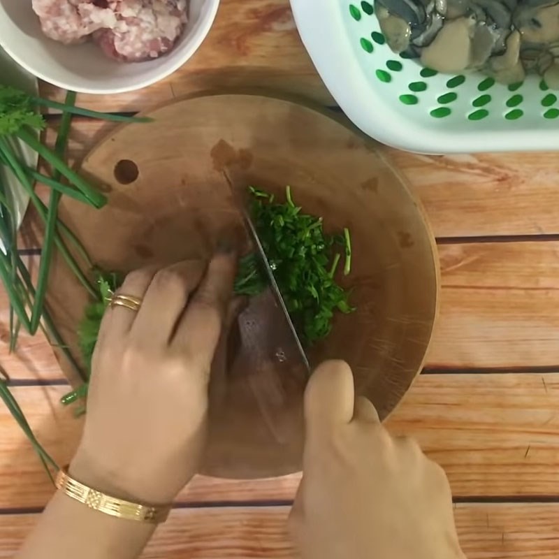 Bước 2 Sơ chế các nguyên liệu khác Cháo hàu thịt băm