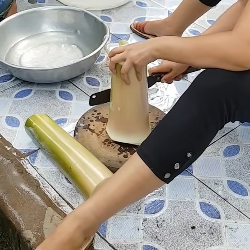 Bước 1 Sơ chế chuối cây Canh chua khô cá dứa chuối bào