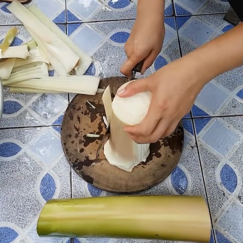 Bước 1 Sơ chế chuối cây Canh chua khô cá dứa chuối bào