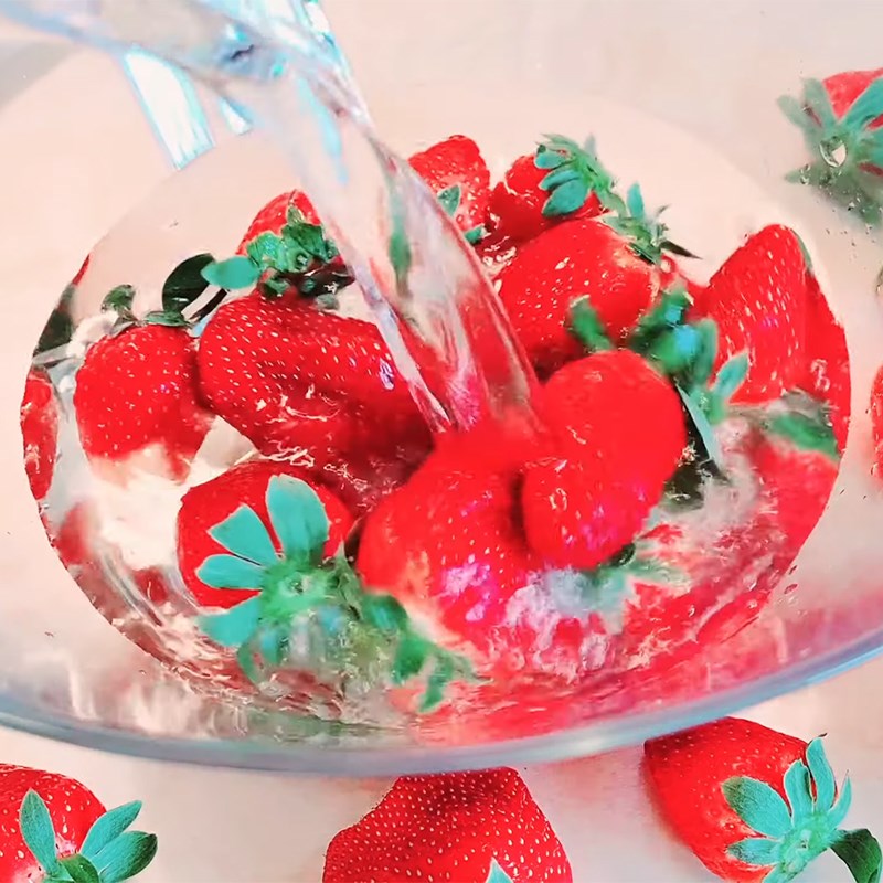 Bước 1 Sơ chế dâu Siro dâu tây ngâm đường