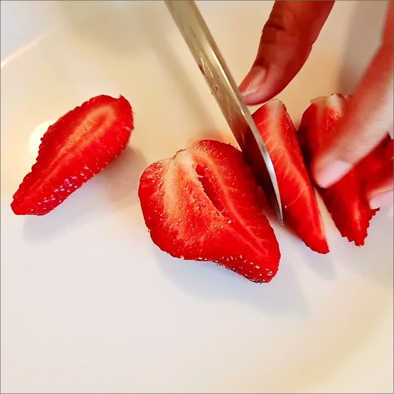 Bước 1 Sơ chế dâu Siro dâu tây ngâm đường