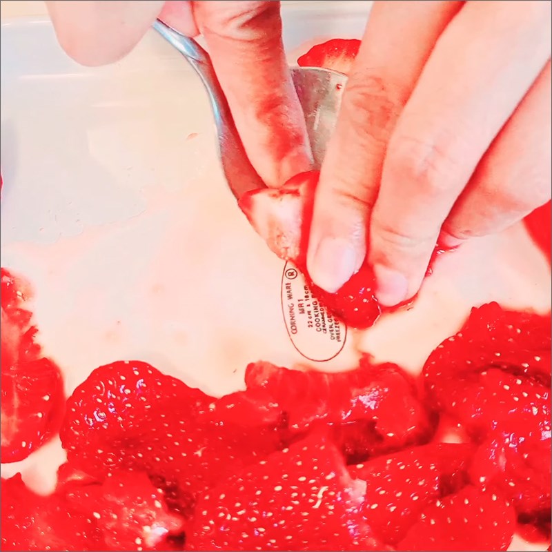 Bước 1 Sơ chế dâu Siro dâu tây ngâm đường