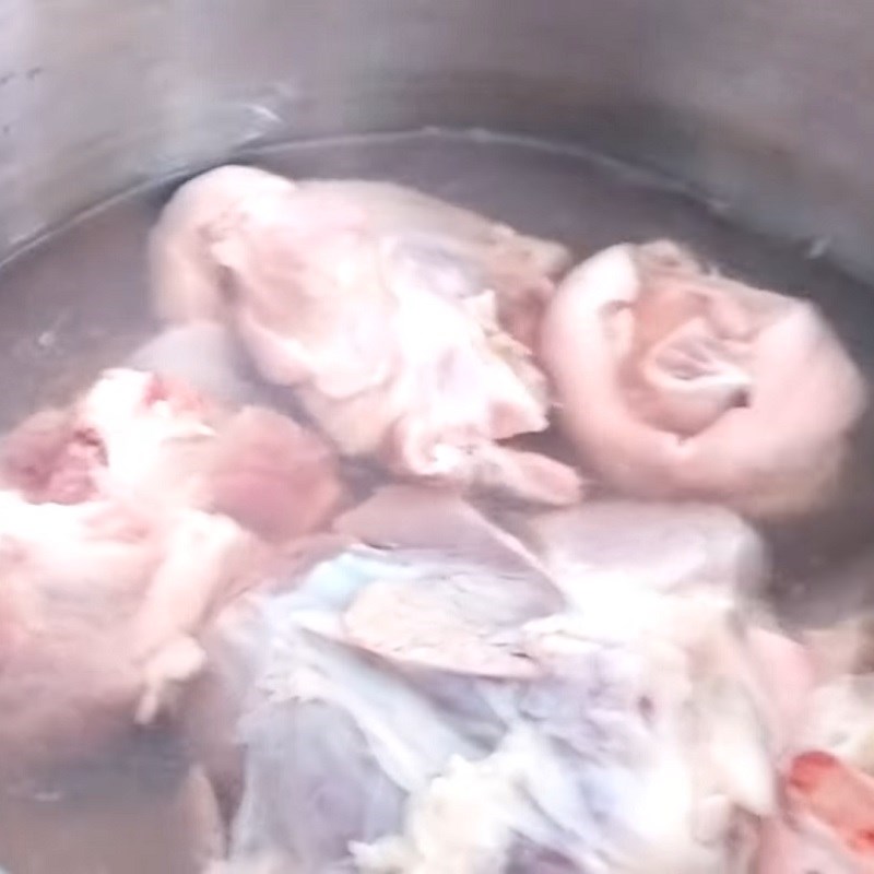 Bước 1 Sơ chế giò heo Bánh canh tôm giò heo