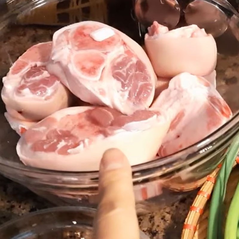 Bước 1 Sơ chế giò heo Bánh canh cua giò heo