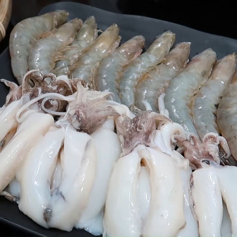 Bước 3 Sơ chế hải sản Lẩu hải sản nấm