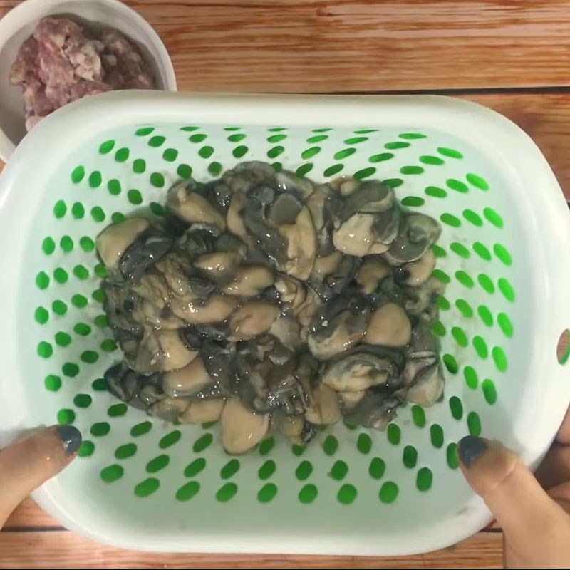 Bước 1 Sơ chế hàu Cháo hàu thịt băm